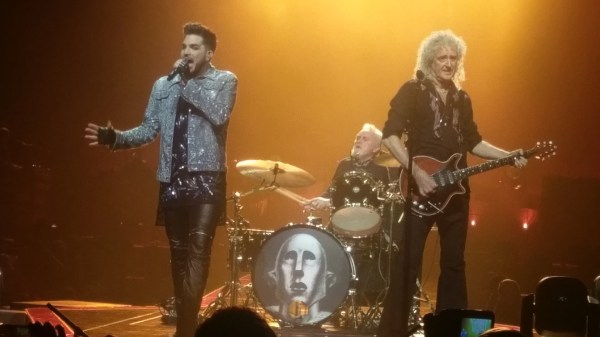 Adam Lambert, Roger Taylor och Bryan May, Queen, uppträder i London 2017. Foto: Henrik Fridén.